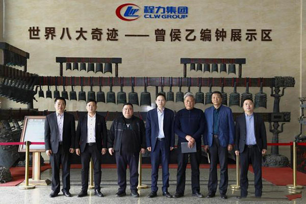 在程力汽車集團總部迎賓大廳，雙方代表觀摩世界八大奇跡編鐘后合影紀念