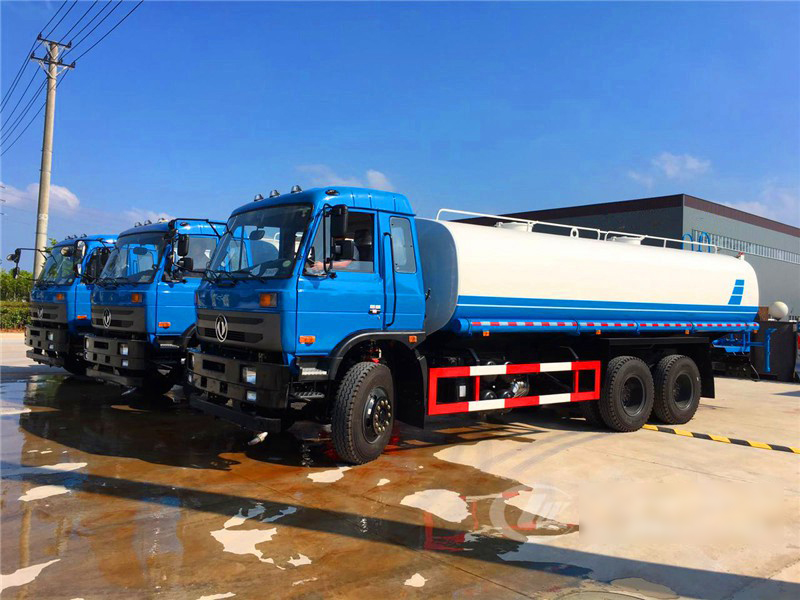 云南客戶批量訂購的東風(fēng)后雙橋?yàn)⑺囀状伟l(fā)車3臺(tái)